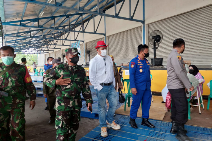 TNI-Polri menggelar vaksinasi warga pinggiran Sungai Batanghari