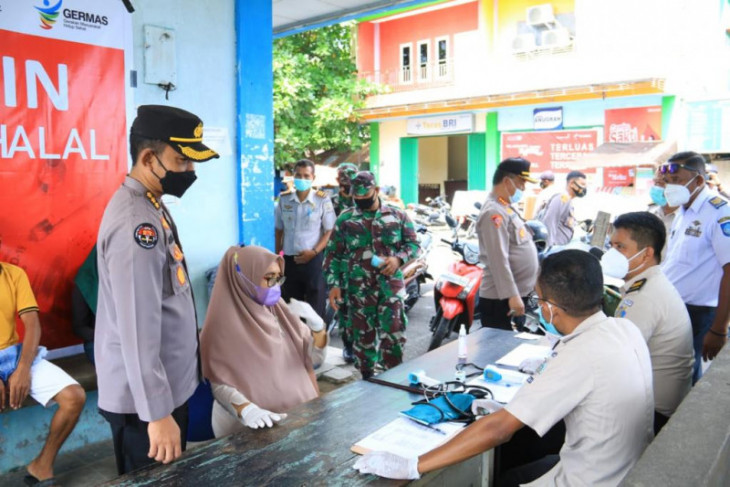 Polda Malut sasar penumpang transportasi laut edukasi vaksin COVID-19, perangi corona