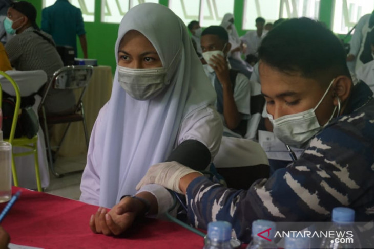 Lantamal IX - Kemenag Maluku vaksinasi 1.200 ASN dan siswa di Salahutu perangi corona