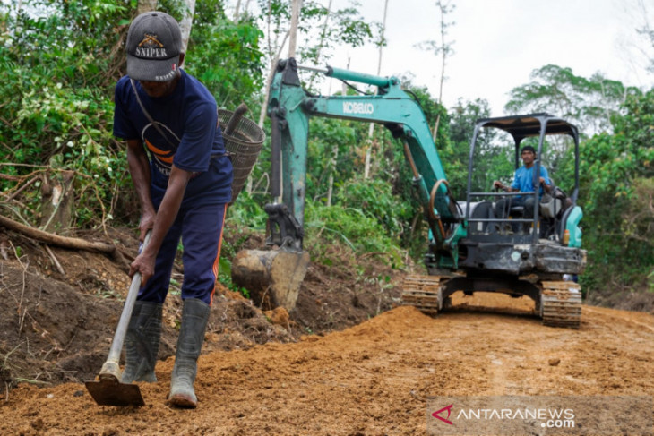 Geliatkan Sektor Pertanian dan Tingkatkan Konektivitas Warga di Desa Limbung, PT Timah Tbk Bangun Jalan 2 Kilometer