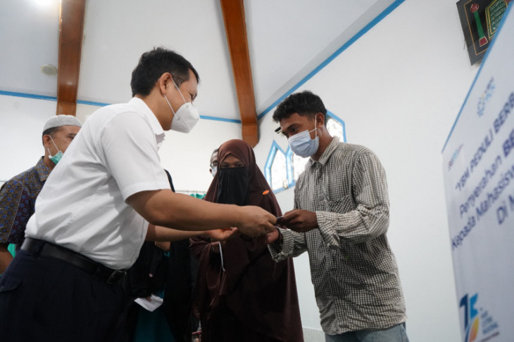 YBM PLN Ternate salurkan bantuan beasiswa dan pemasangan listrik wujud kepedulian sosial