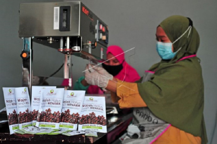 Produksi masker wajah dari biji kopi