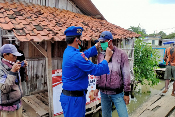 Polisi bagikan masker kepada masyarakat pesisir Kabupaten Tangerang