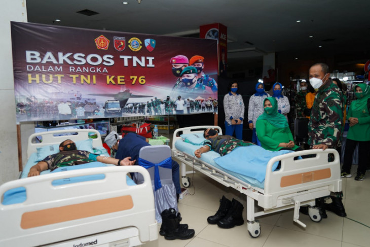 Kodam Pattimura semarakan HUT TNI dengan aksi donor darah peduli sesama