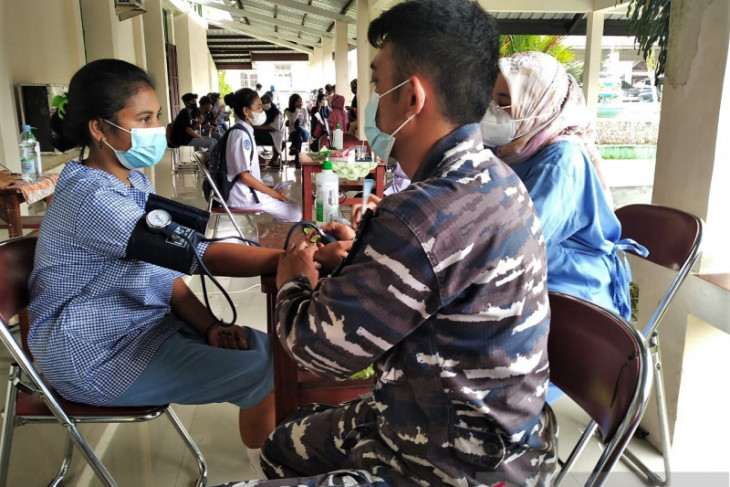 Lantamal IX vaksin 200 siswa dua sekolah di Ambon perangi COVID -19