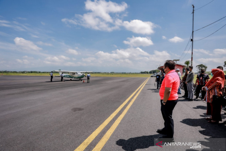 Pesawat Cessna uji coba penerbangan wisata keliling Jember.