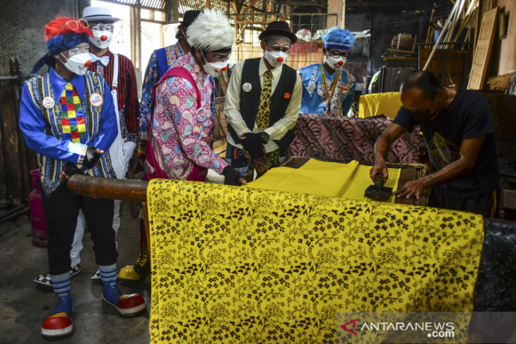 Aksi badut peringati hari batik nasional 