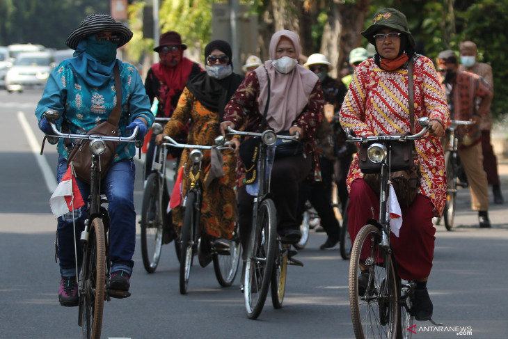 Bersepeda dengan Berbusana Batik