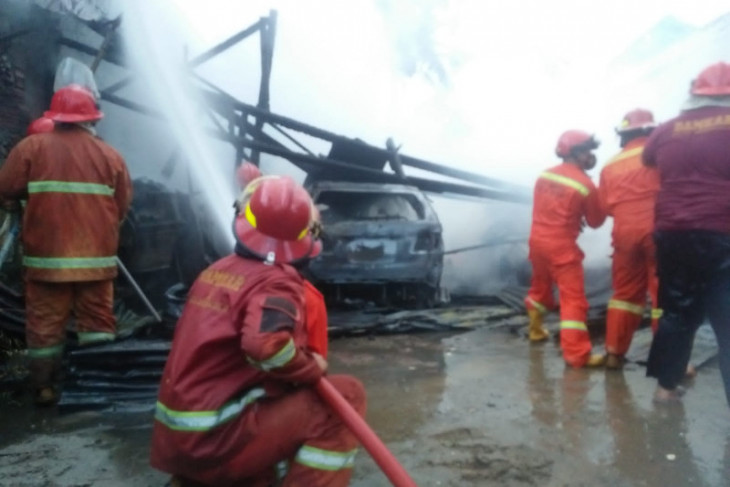 Ditingggal ke Jakarta, rumah dan dua mobil warga Bengkulu hangus terbakar