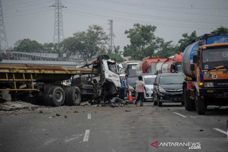 Kecelakaan di tol Purbaleunyi 