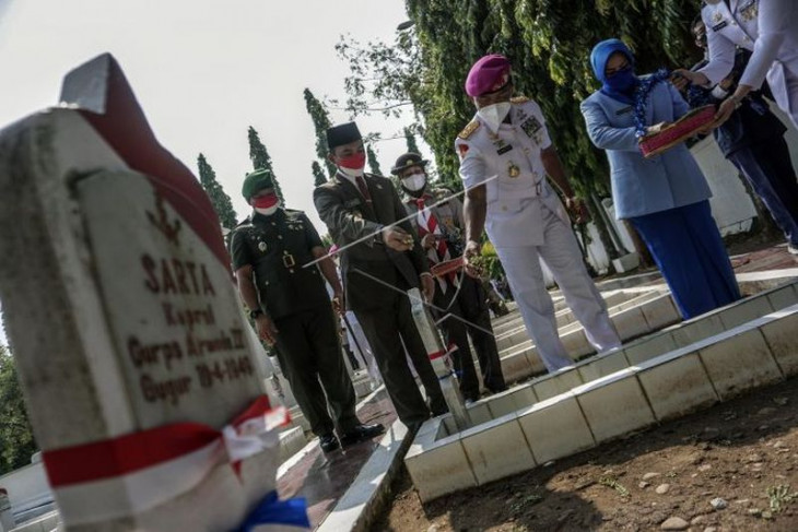 Ziarah makam pahlawan HUT TNI