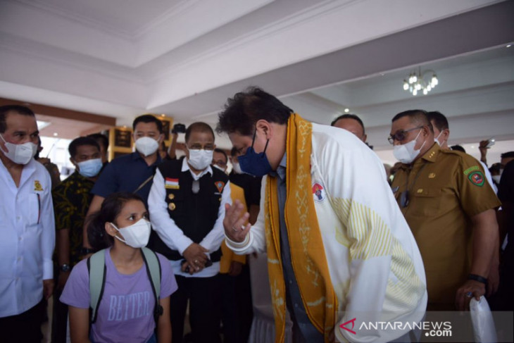 Airlangga Percepat vaksin tahap tiga bagi nakes di Ambon perangi COVID -19
