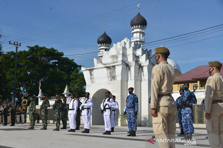 Tabur Bunga Makam Pahlawan Terapkan Prokes