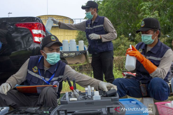 Uji kadar air limbah pabrik di Subang 