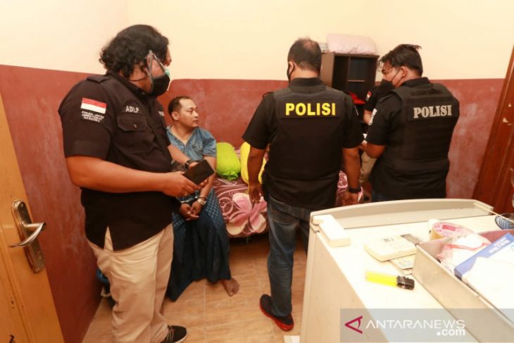 Petugas Polda dan BNN gerebek