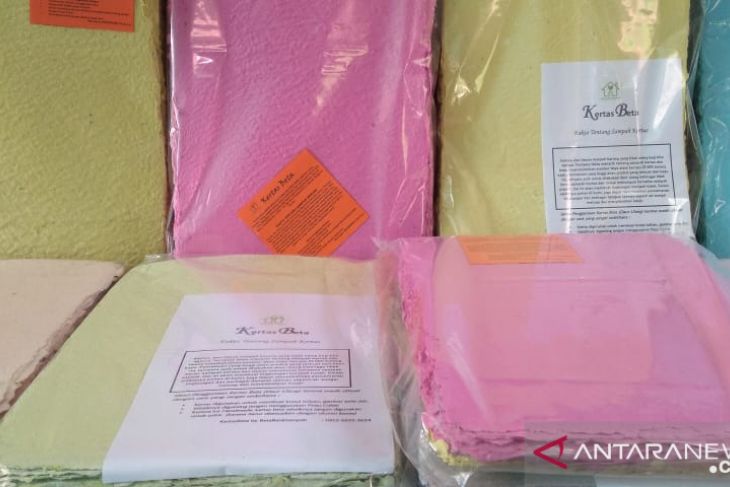 Beta Bank Sampah daur ulang kertas bekas dibagikan gratis lestarikan lingkungan