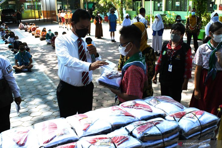 Bantuan Seragam Sekolah Murid SMP