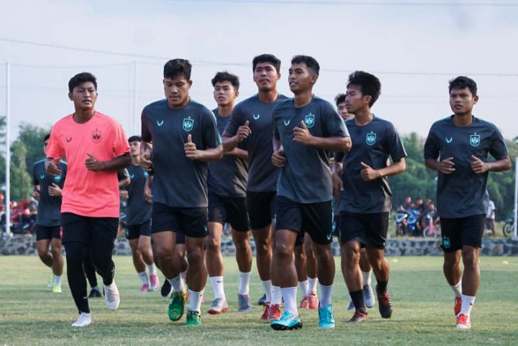 Pelatih Ian Andrew Gillian mulai pimpin latihan PSIS Semarang
