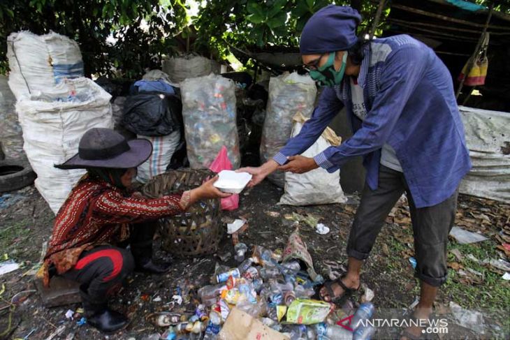 PEMBAGIAN MAKANAN BAGI PEMULUNG