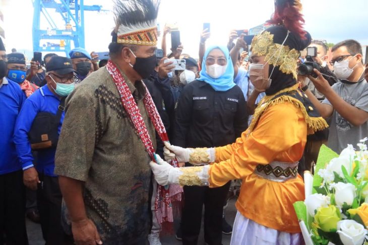 Kafilah Papua Barat tiba pertama kali di STQN Maluku Utara jadilah tuan rumah yang baik