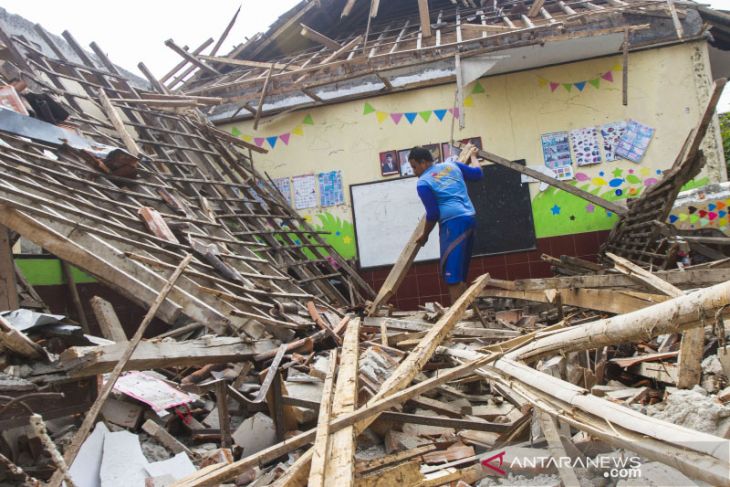 Bangunan sekolah ambruk di Karawang 