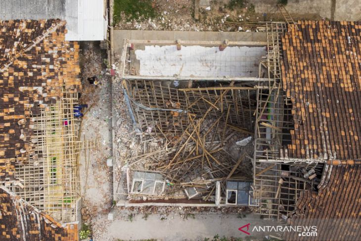 Bangunan sekolah ambruk di Karawang 