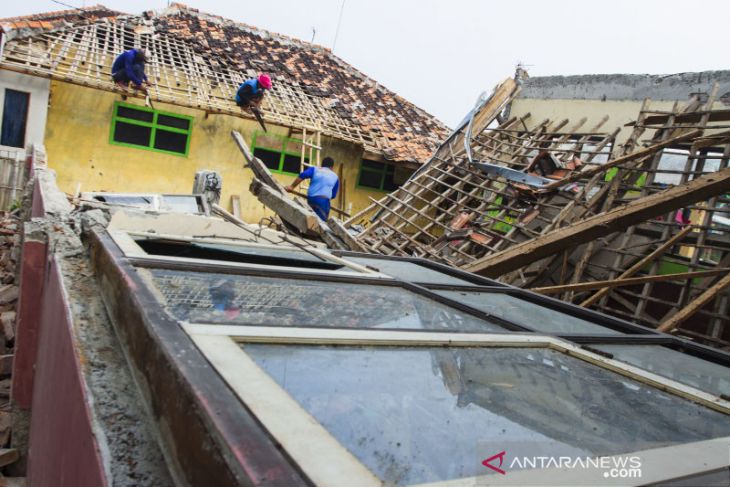 Bangunan sekolah ambruk di Karawang 