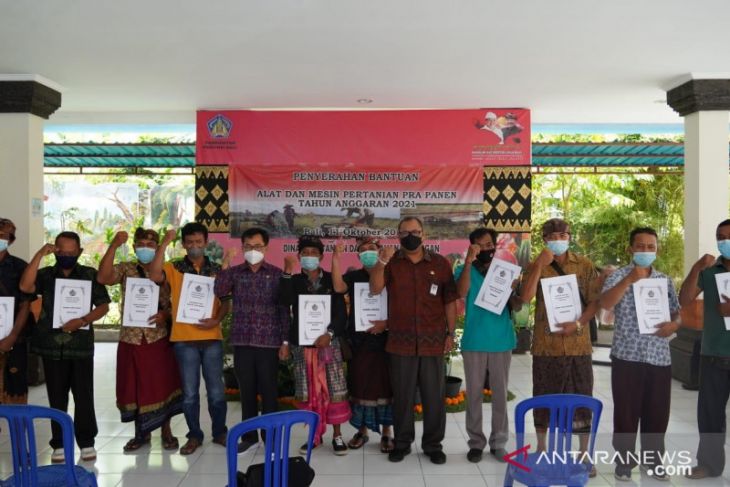 Kelompok tani di Bali terima bantuan traktor - pompa air