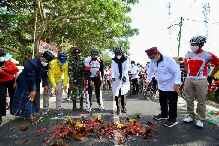 Bupati Banyuwangi: Pembangunan infastruktur lintas desa bisa geliatkan perekonomian