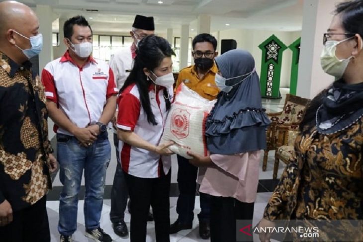 Pemkot Singkawang serahkan bantuan cadangan beras kepada 6.000 KK