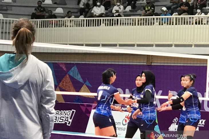 PON Papua - Adu cantik pemain Jabar dan Jateng di final voli putri