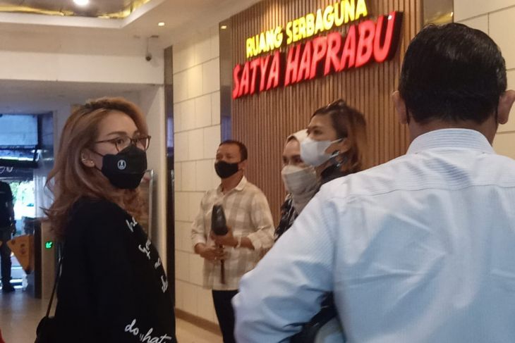 Orang tua Ayu Ting Ting penuhi panggilan Polda Metro