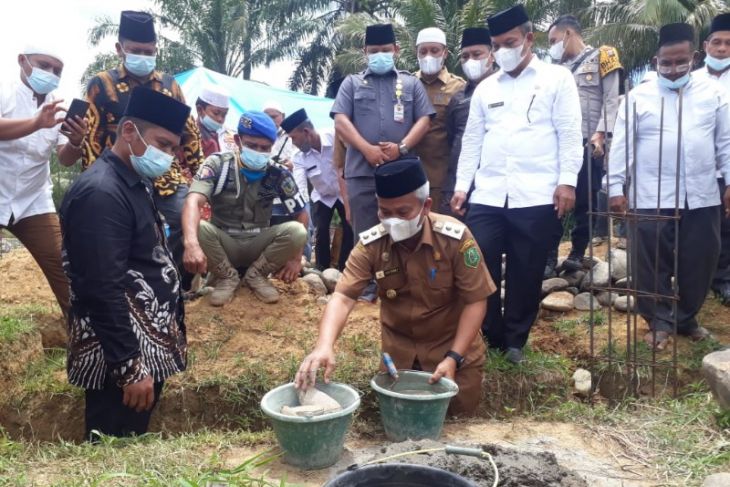 Wabup Zarnawi letakkan batu pertama pembangunan Masjid Bilal Harun di Lingkugan III Pasar Sibuhuan