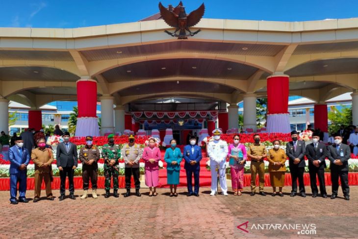 HUT ke 22 Provinsi Papua Barat masih dipimpin Dominggus Mandacan