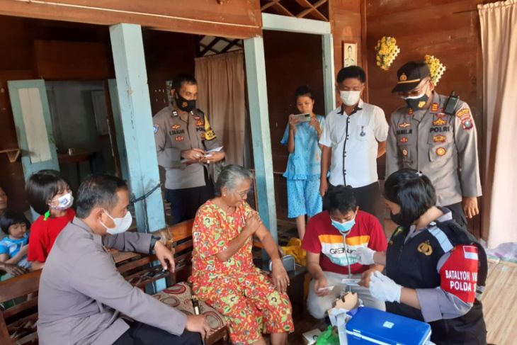 Polres Sibolga laksanakan vaksinasi bagi lansia secara door to door