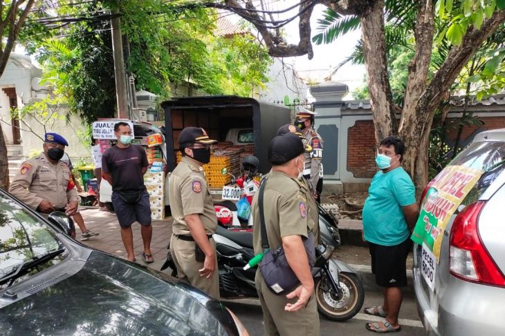 Satpol PP Bali ingatkan pedagang bermobil tak gunakan badan jalan