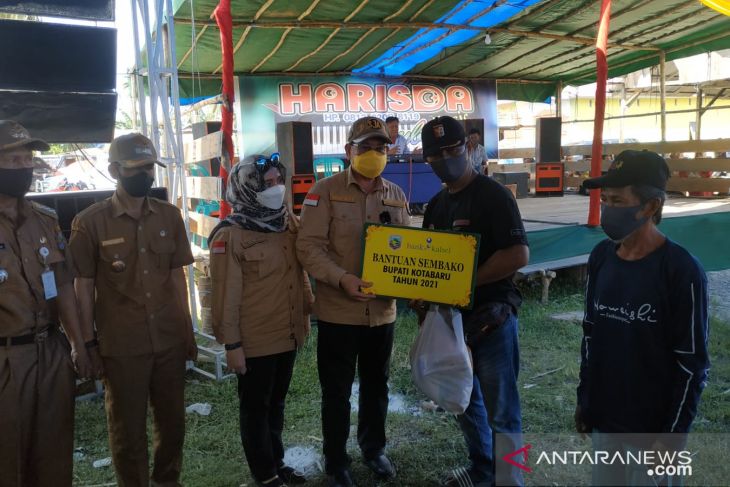 Bupati Kotabaru serahkan bantuan ke msyarakat desa