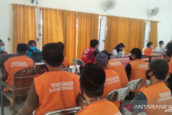 Sebanyak 400 warga binaan Lapas Jember jalani vaksinasi COVID-19