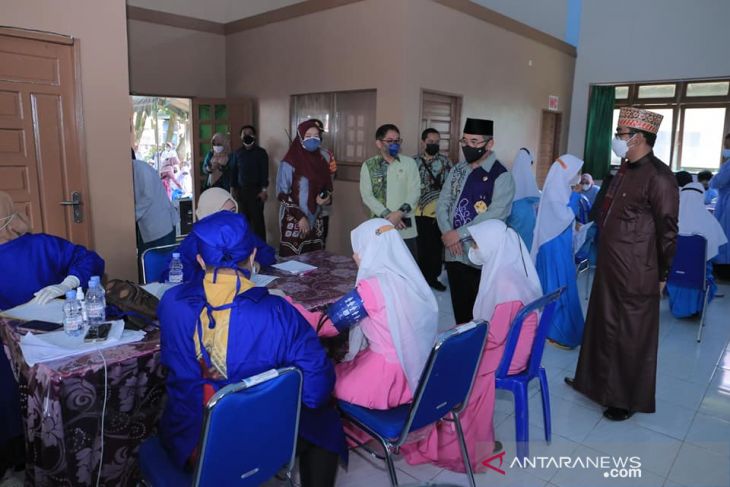 Ribuan santri di Daha ikuti vaksinasi