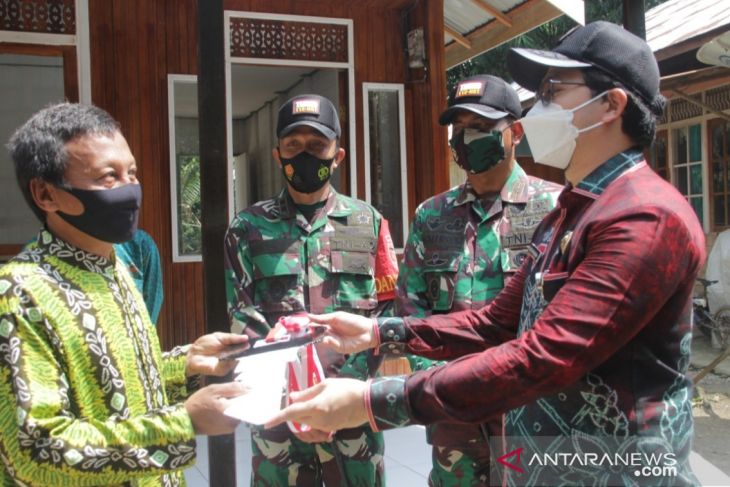 Rumah Rusdi selesai direhab melalui program TMMD, secara simbolis kunci diserahkan Bupati