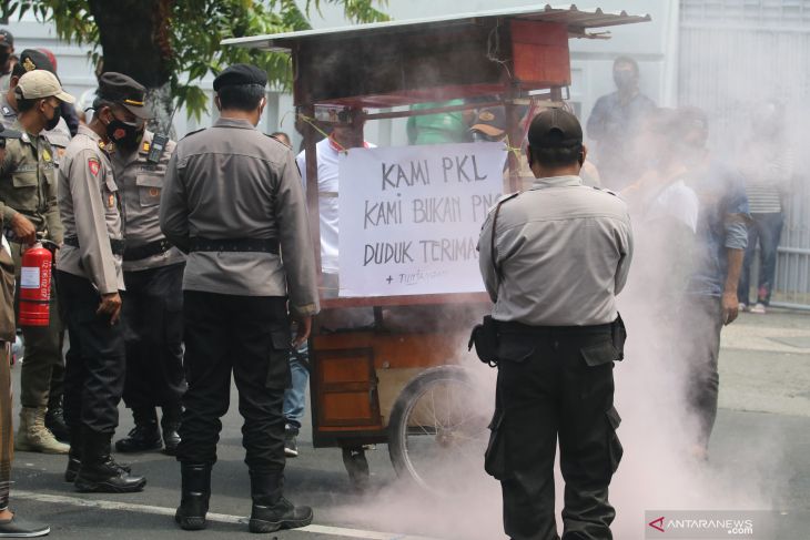 Unjuk Rasa PKL di Kediri