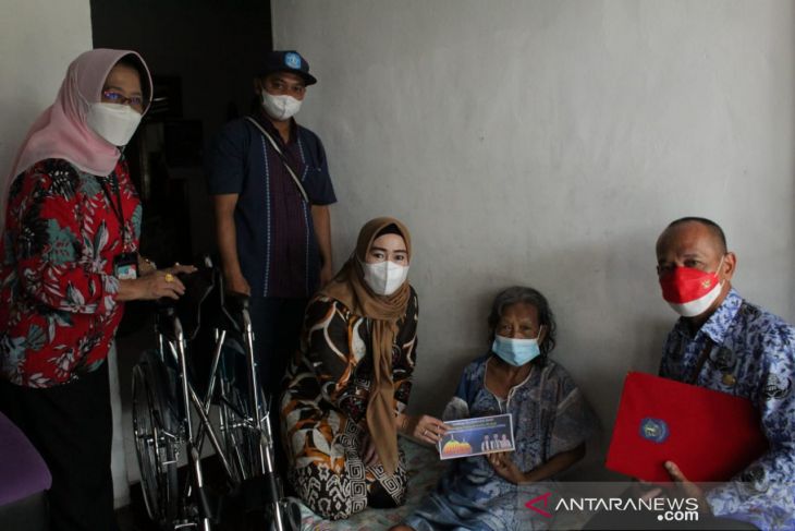 Ketua TP PKK Bangka salurkan tiga kursi roda ke warga stroke