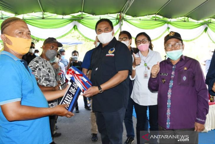 Rachmat Gobel serahkan bantuan alat mesin pertanian di Kabupaten Gorontalo Utara