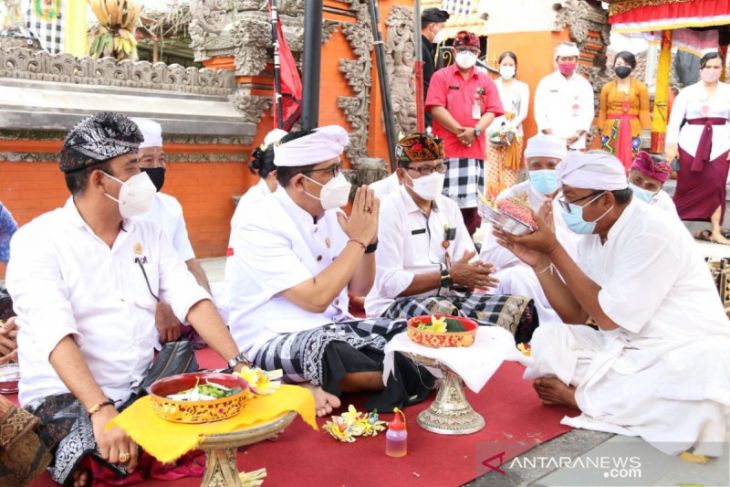 Bupati Tabanan apresiasi warga bangun Pura dengan Gotong Royong