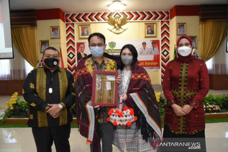 Bupati Tapsel kenalkan tenun Sipirok kepada Wamendag