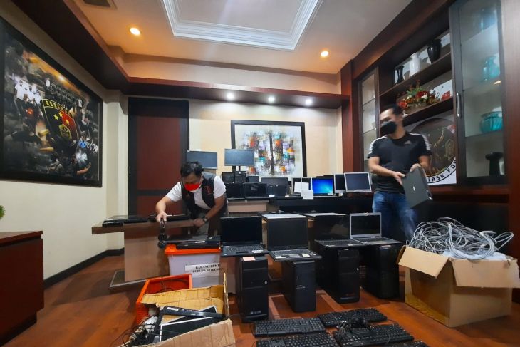 Polda Kalbar gerebek kantor pinjol ilegal di Kota Pontianak beromset miliaran