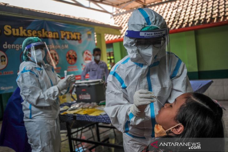Tes antigen acak bagi siswa SD di Bandung