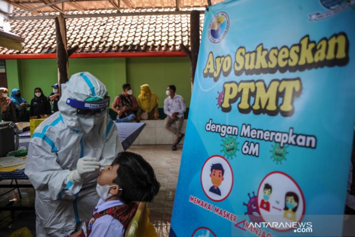 Tes antigen acak bagi siswa SD di Bandung