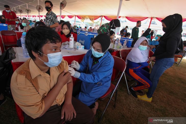 Vaksinasi COVID-19 Massal di Surabaya