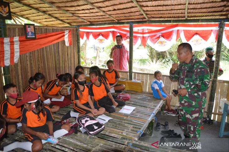 Danrem 151Binaiya bantu 1.200 peralatan sekolah di Maluku Tengah Kepedulian sosial TNI - AD
